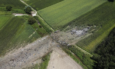 Atena protestează pe lângă Serbia, după prăbuşirea în nordul Greciei a unui avion ucrainean încărcat cu 11 tone de armament, destinat Bangladeshului; operaţiune de decontaminare a zonei de muniţia neexplodată la impact