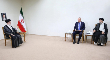 Khamenei îi spune lui Erdogan că o ofensivă turcă în Siria ar ”prejudicia” regiunea