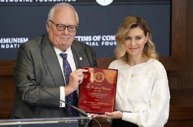 Olena Zelenska primeşte, la Washington, în numele poporului ucrainean, un premiu de la Fundaţia Memoriei Victimelor Comunismului