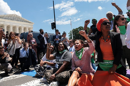 Şaptesprezece congresmeni democraţi, arestaţi la Washington, la o manifestaţie în apărarea dreptului la avort