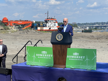 Biden încearcă să-şi salveze ambiţiile climatice în timp ce planeta se sufocă 