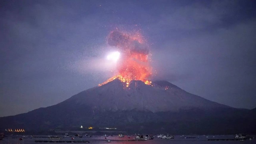 Japonia: Zeci de oameni, evacuaţi după erupţia vulcanului Sakurajima