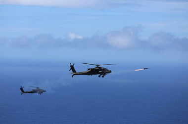 Exerciţii militare comune cu tir real, cu elicoptere americane de atac de tip Apache, în apropiere de Zona Demilitarizată dintre Corei, la Rodriguez Live Fire Complex