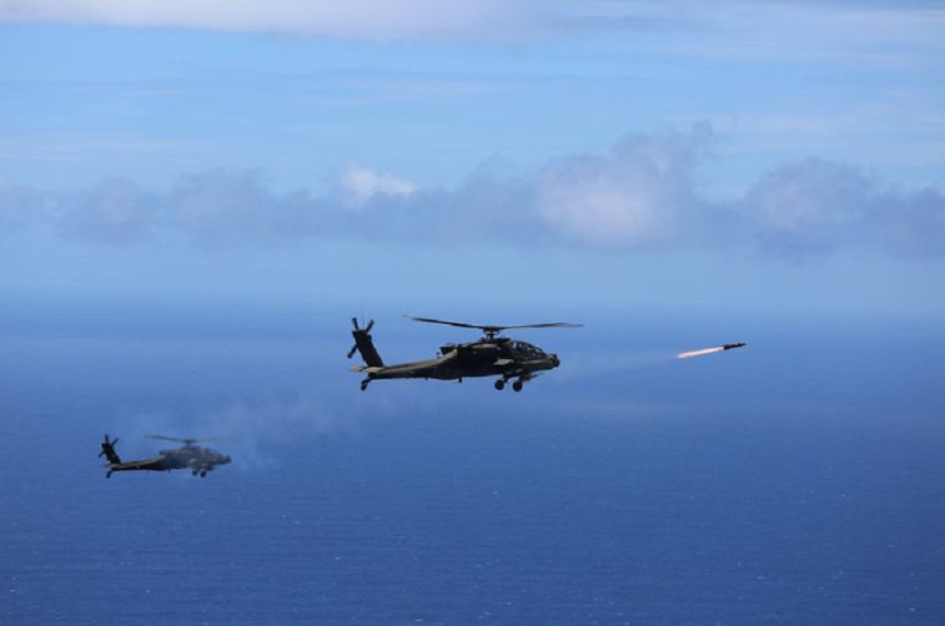 Exerciţii militare comune cu tir real, cu elicoptere americane de atac de tip Apache, în apropiere de Zona Demilitarizată dintre Corei, la Rodriguez Live Fire Complex