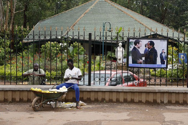 Macron, în vizită în Camerun, prima etapă a unui turneu în Africa Centrală care include Benin şi  Guineea Bissau