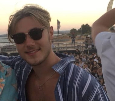 Turist britanic, în vârstă de 21 de ani, ucis de o elice de elicopter în Grecia. Trei persoane au fost arestate 