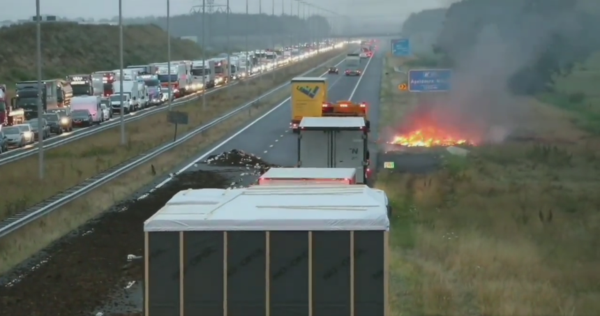 O autostradă din Ţările de Jos, blocată din cauza deşeurilor aruncate de fermierii protestatari - VIDEO