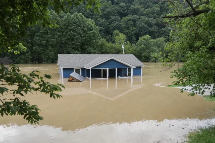 Statele Unite - Ploi torenţiale au cauzat inundaţii „devastatoare” în Kentucky. Cel puţin opt persoane au murit