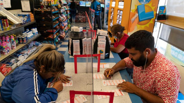 Un bilet din Illinois câştigă potul cel mare la Mega Millions, de peste 1,3 miliarde de dolari, unul dintre cele mai mari câştiguri din istoria loteriei americane
