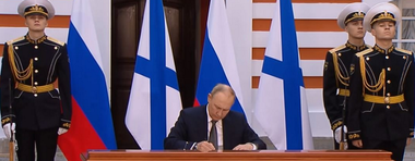 Putin semnează de Ziua Flotei ruse o nouă doctrină navală a Rusiei, prin care vrea să-şi consolideze poziţiile militară şi economică în Arctica; doctrina denunţă ”apropierea infrastructurilor militare ale NATO de frontierele ruse” şi voinţa SUA de a ”domina apele mondiale” drept ”principalele ameninţări” la adresa Rusiei