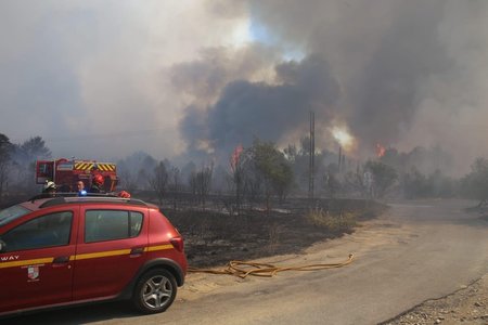Franţa: Incendiu puternic în departamentul Gard - patru pompieri au fost răniţi, 200 de hectare de pădure au fost distruse, o autostradă a fost blocată parţial - VIDEO
