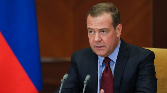 Medvedev acuză o ”piratare” după o postare care punea în discuţie suveranitatea unor foste republici sovietice; Georgia nu poate să existe decât făcând parte din Rusia, iar Kazahstanul un ”stat artificial” comite un ”genocid” al minorităţii ruse, se arată