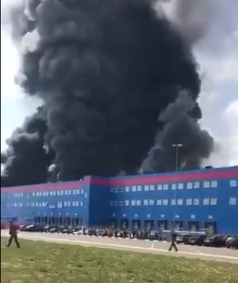 Un mort şi 13 răniţi, într-un incendiu puternic la un depozit din apropiere de Moscova, aparţinând principalului retailer online din Rusia / Focul, care a cuprins 50.000 de metri pătraţi, posibil să fi fost provocat - VIDEO