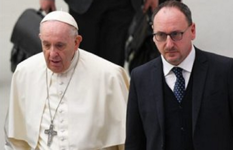 Papa Francisc îl numeşte ”asistent de sănătate personal” pe Massimiliano Strappetti, un infirmier coordonator al Vaticanului care i-a ”salvat viaţa”, convingându-l să se opereze la colon anul trecut