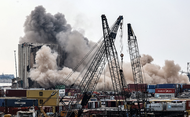 O parte a silozurilor din portul Beirut se surpă în timp ce manifestanţi se duceau în port să comemoreze doi de la explozia devastatoare