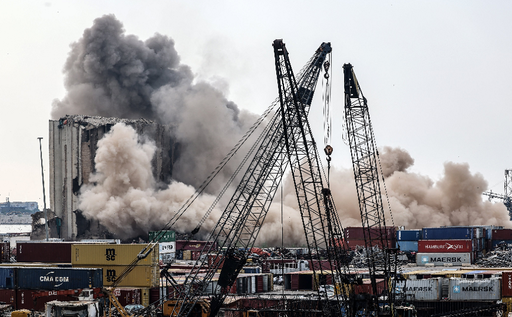 O parte a silozurilor din portul Beirut se surpă în timp ce manifestanţi se duceau în port să comemoreze doi de la explozia devastatoare