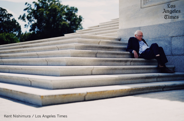 O fotografie în care Bernie Sanders este surprins tolănit, epuizat, pe treptele Capitoliului după ore de dezbateri, devine virală pe Internet