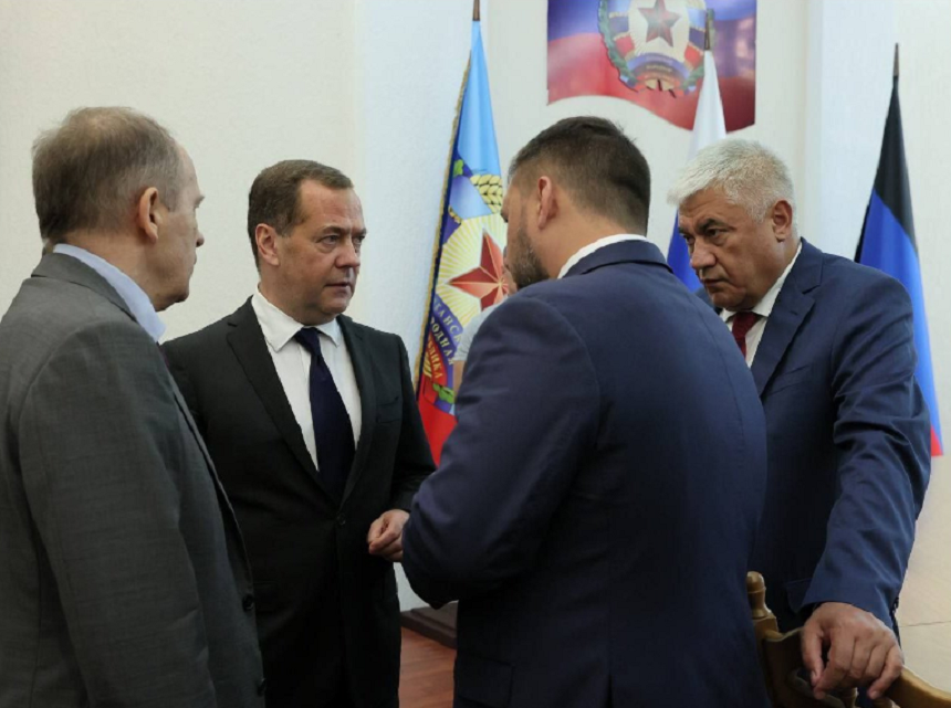 Fostul preşedinte rus Dmitri Medvedev, în vizită la separatişti proruşi în Donbas, împreună cu ministrul rus de Interne şi directorul FSB