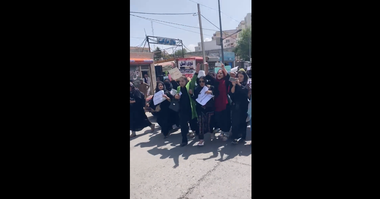 Talibanii trag în aer pentru a dispersa o demonstraţie a femeilor care cer dreptul la muncă şi la educaţie - VIDEO
