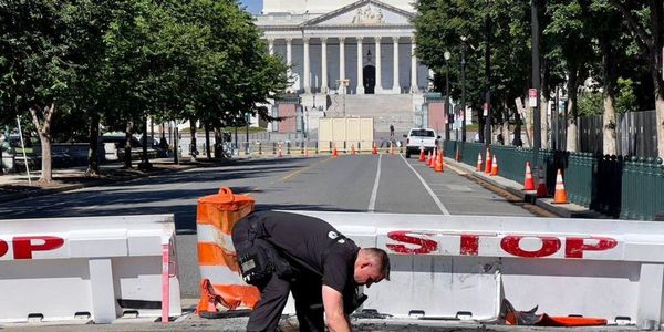 Un bărbat s-a sinucis după ce a intrat cu maşina într-o baricadă lângă Capitoliul SUA şi a tras câteva focuri de armă în aer