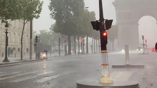 Străzi şi staţii de metrou din Paris, inundate de ploi violente după săptămâni de caniculă. Traficul rutier şi feroviar, perturbate