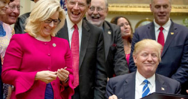 Liz Cheney, reprezentanta republicanilor anti-Trump, pierde alegerile primare în faţa unei protejate a miliardarului şi promite să facă ”tot ce este necesar” ca fostul preşedinte să nu mai ajungă niciodată la Casa Albă