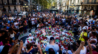 Spania comemorează cinci ani de la atentatele jihadiste din Catalonia. Un moment de reculegere la Barcelona, perturbat de o mână de manifestanţi separatişti care pretind că statul spaniol se află în spatele atacurilor
