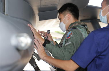 Taiwanul îşi prezintă cel mai avansat avion de luptă, de tip F-16V, într-o rară demonstraţie nocturnă, după manevre militare chineze fără precedent