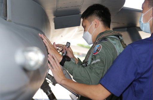 Taiwanul îşi prezintă cel mai avansat avion de luptă, de tip F-16V, într-o rară demonstraţie nocturnă, după manevre militare chineze fără precedent