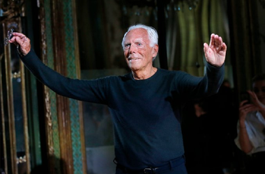 Giorgio Armani îşi alertează vecinii cu privire la un incendiu pe Insula Pantelleria, unde flăcările s-au apropiat de casa sa de vacanţă; primarul Vincenzo Campo evocă un incendiu criminal
