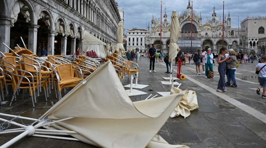 Doi morţi şi 16 răniţi într-o furtună la Toscana