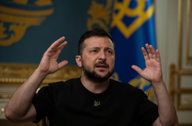 Zelenski, în centrul unui val de critici, după ce recunoaşte într-un interviu acordat The Washington Post că nu a vrut să avertizeze poporul ucrainean cu privire la invazia Rusiei, despre iminenţa căreia ştia de la CIA