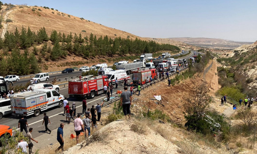 Cel puţin 16 morţi, inclusiv doi jurnalişti, şi 21 de răniţi în sud-estul Turciei, într-un accident rutier