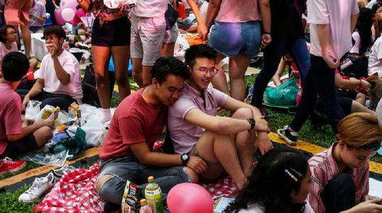 Singapore urmează să abroge o lege din perioada colonială britanică ce incriminează penal relaţiile sexuale între bărbaţi, anunţă premierul Lee Hsien Loong şi spune că va continua ”să apere” căsătoria drept o uniune între un bărbat şi o femeie