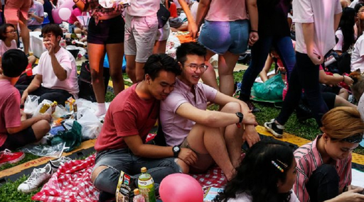 Singapore urmează să abroge o lege din perioada colonială britanică ce incriminează penal relaţiile sexuale între bărbaţi, anunţă premierul Lee Hsien Loong şi spune că va continua ”să apere” căsătoria drept o uniune între un bărbat şi o femeie