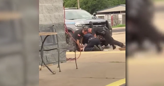 Trei ofiţeri din statul Arkansas, SUA, suspendaţi după ce o înregistrare video arată cum un suspect este ţintuit la pământ şi lovit în mod repetat - VIDEO