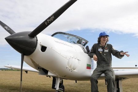 Un adolescent în vârstă de 17 ani a devenit cel mai tânăr om care a zburat singur în jurul lumii