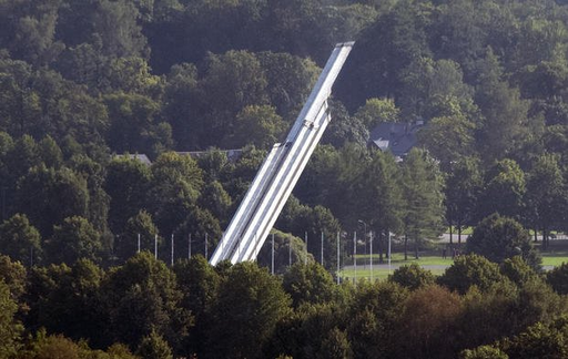 Letonia a dărâmat un monument de 79 de metri ridicat în timpul erei sovietice, cu scopul de ”a întoarce o altă pagină dureroasă a istoriei” - VIDEO 
