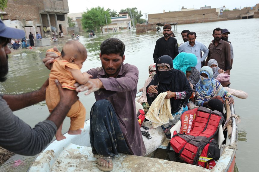 Pakistan: Peste 1.000 de oameni au murit din cauza inundaţiilor. Mii de persoane au primit ordin să îşi evacueze locuinţele