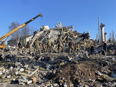 Locuinţe distruse în urma unor bombardamente în oraşul ucrainean Mykolaiv/ Primarul afirmă că două persoane au murit