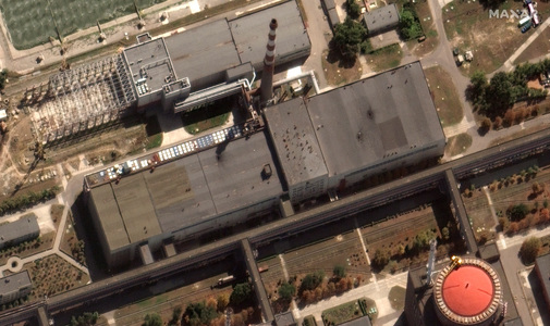 Imaginile din satelit de la Zaporojie arată găuri în acoperişul unei clădiri, în apropierea unor transportoare blindate de personal ruseşti