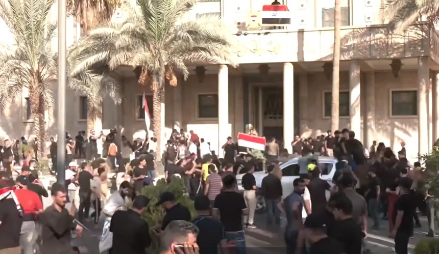 Criză în Irak: 15 manifestanţi ucişi în Zona Verde a Bagdadului după anunţul liderului şiit Moqtada al-Sadr de retragere din politică - VIDEO