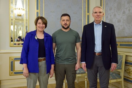 Zelenski i-a primit pe senatorii americani Robert Portman şi Amy Klobuchar, aflaţi în vizită la Kiev / Liderul ucrainean a subliniat necesitatea de a consolida politica de sancţiuni împotriva Rusiei