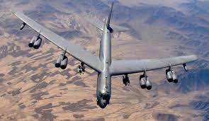 Bombardiere americane de tip B-52 survolează cerul Stockholmului la altitudine joasă