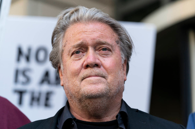 Fostul consilier al lui Donald Trump, Steve Bannon, urmează să se predea pentru a fi inculpat de fraudă financiară la New York
