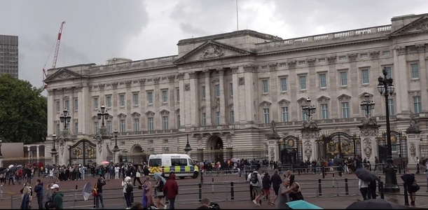Turişti în lacrimi în faţa Palatului Buckingham - VIDEO