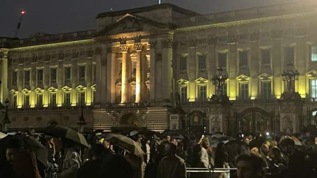 Moartea reginei: Sute de oameni s-au strâns în faţa Palatului Buckingham şi la Balmoral