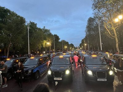 Şoferii de taxi din Londra i-au adus un omagiu reginei Elizabeth a II-a