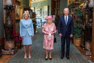 Joe Biden a semnat în cartea de condoleanţe de la ambasada Marii Britanii din Washington