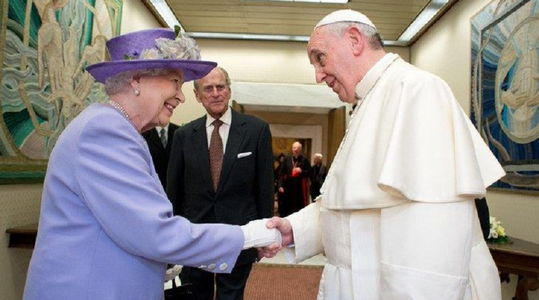 Papa Francisc, ”profund întristat”, se roagă pentru suverana defunctă Elizabeth a II-a şi noul rege Charles al III-lea